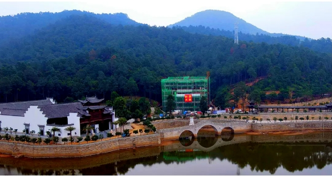 鴻園酒店大樓的順利封頂，為整個(gè)項(xiàng)目的建設(shè)邁出了堅(jiān)實(shí)的一步