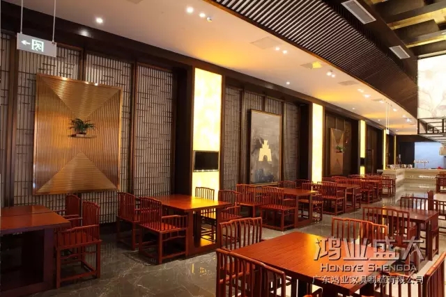 餐桌椅子木紋方向左右上下搭配，顏色協(xié)調(diào)一致