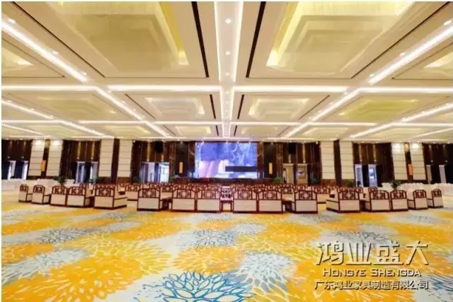 接待沙發(fā)在外觀上給人的印象是“厚實(shí)”，近看有剛毅的氣質(zhì)