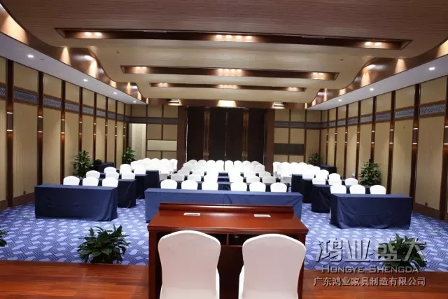 會議桌椅采用天然生漆，由老師傅手工上漆，這是純木工家具