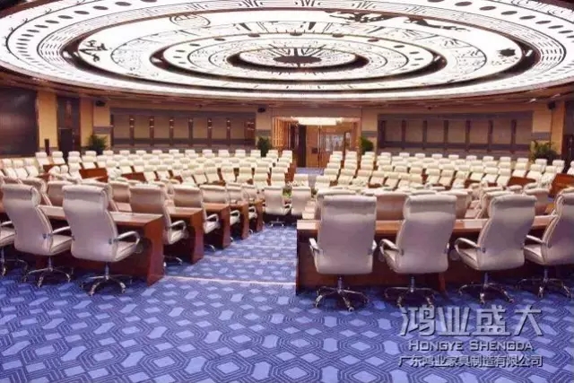 圓桌會議比較適合董事會、高層領(lǐng)導(dǎo)會議、部門會議、分組討論這些參與性較強(qiáng)的活動(dòng)。
