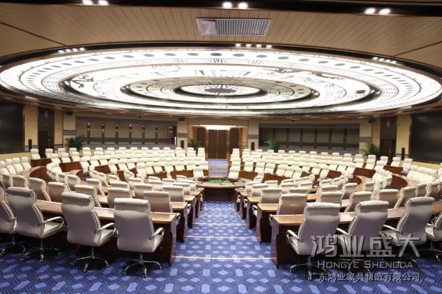 會議桌椅采用防水和封邊處理測，正常使用多年表面新舊相差無幾。