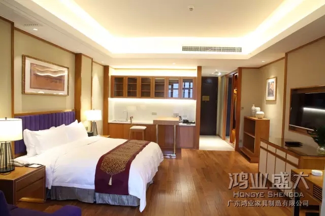 鴻業(yè)家具視角設(shè)計(jì)師以原本顏色為設(shè)計(jì)主色調(diào)，以現(xiàn)代手法為根基
