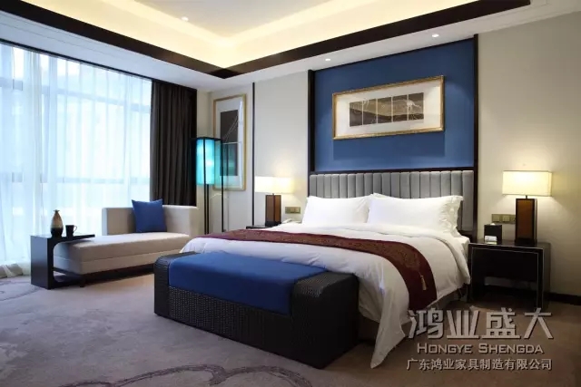 鴻業(yè)家具使整個(gè)空間傳統(tǒng)中透著現(xiàn)代，現(xiàn)代中揉著古典。