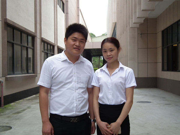  他們是一對(duì)夫妻，為了生活，她們微笑著，因?yàn)樗麄冎罒o(wú)論多么困難，多少不公平，沒(méi)有什么過(guò)不去的坎，也沒(méi)有賣(mài)不了的家具，因?yàn)樗麄円恢眻?jiān)信著努力就會(huì)有結(jié)果，用樂(lè)觀的生活態(tài)度去面對(duì)生活，用微笑面對(duì)一切的困難！