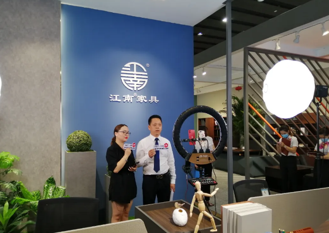 【直擊展會現(xiàn)場】鴻業(yè)家具線上直播展會盛事，多彩繽紛！